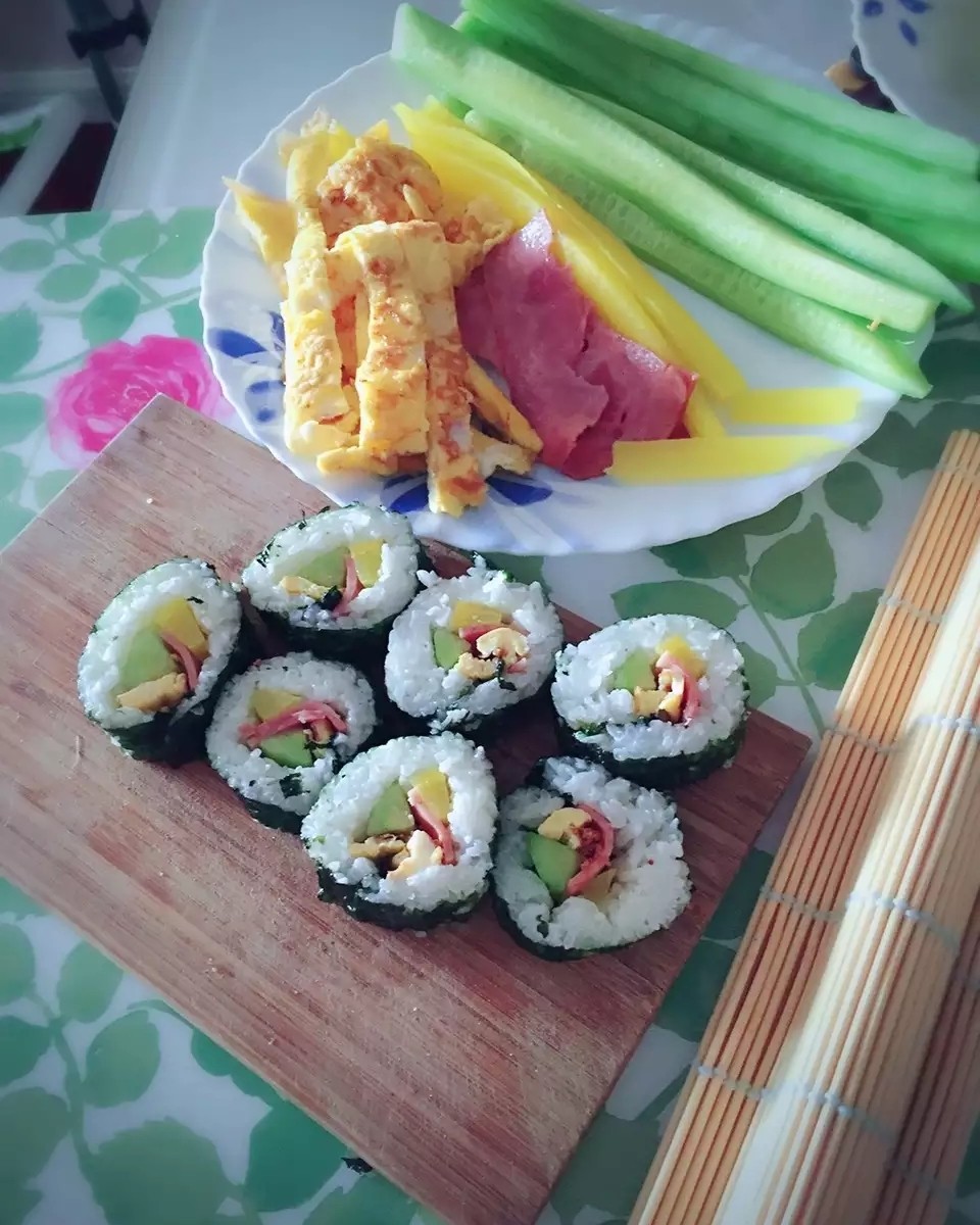 晒晒我这丰富的假期吧😃 1.紫菜包饭 材料简单，制作方便，