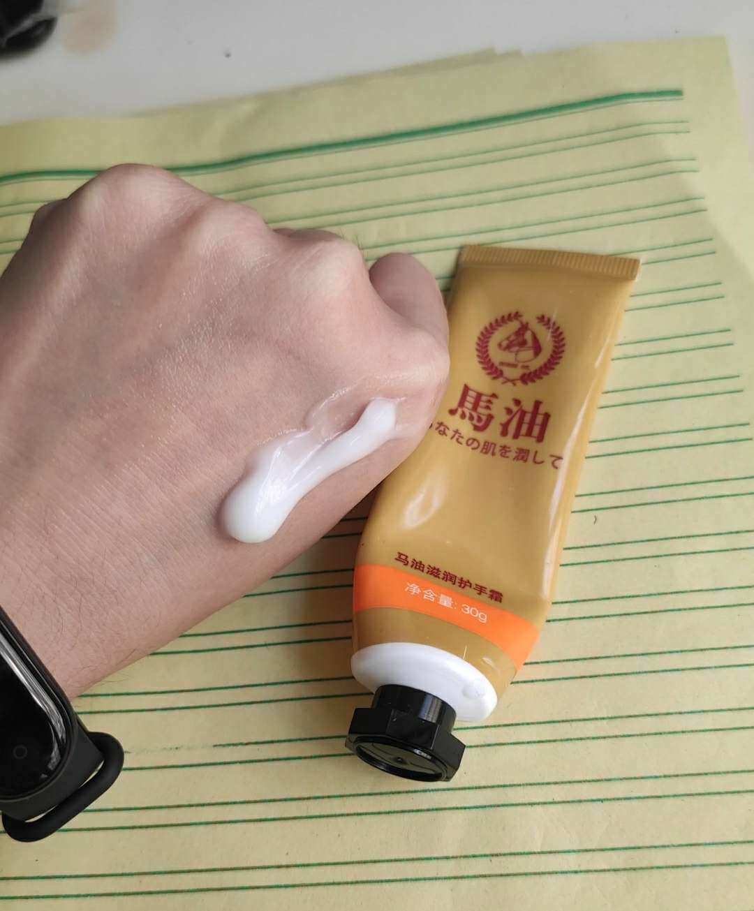 护手也是非常重要的一个细节。 护手霜之前也买的很多，但是都是