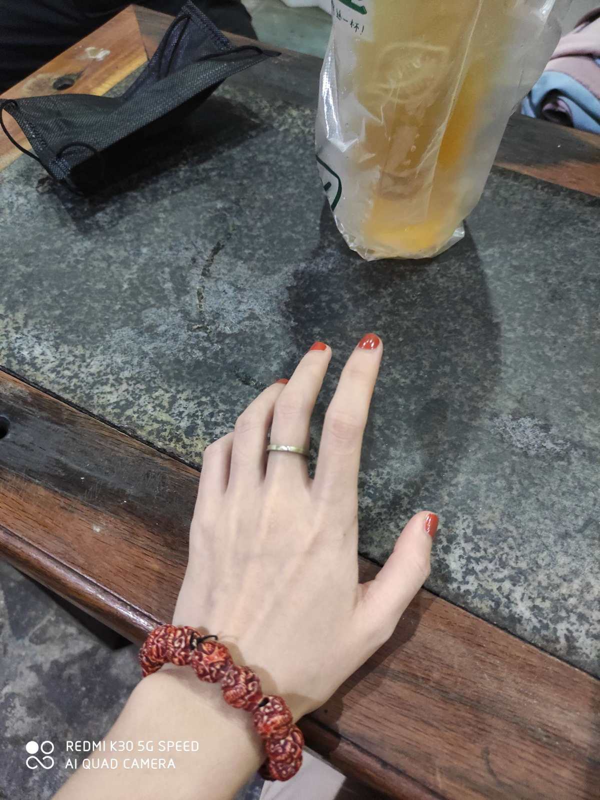 护手也是非常重要的一个细节。 护手霜之前也买的很多，但是都是