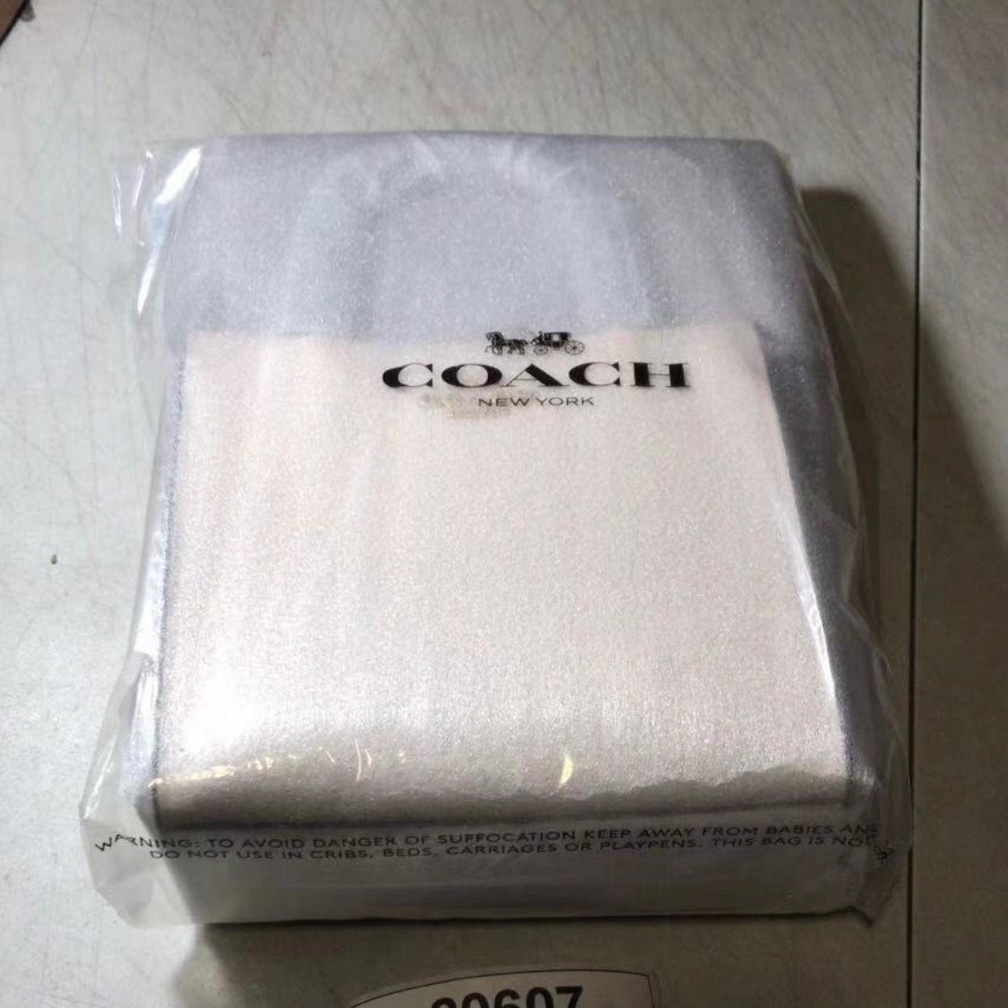 coach mini cally 纸袋包   一月份奥莱一上