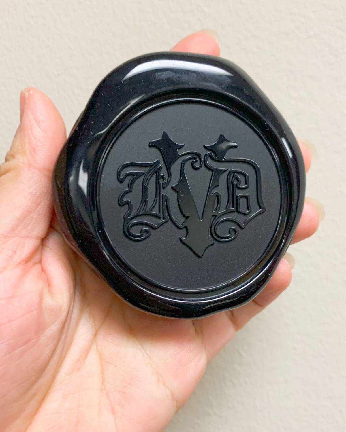 海淘开箱：Kat Von D KVD哑光控油定妆蜜粉饼 自带