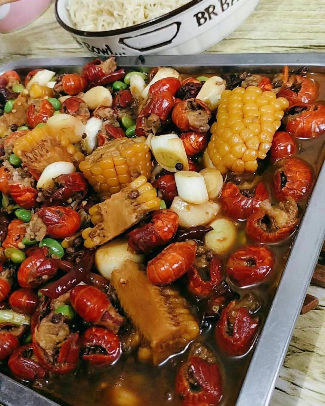 小龙虾尾我的最爱！没有之一 一边吃着小龙虾，再就着一杯啤酒，