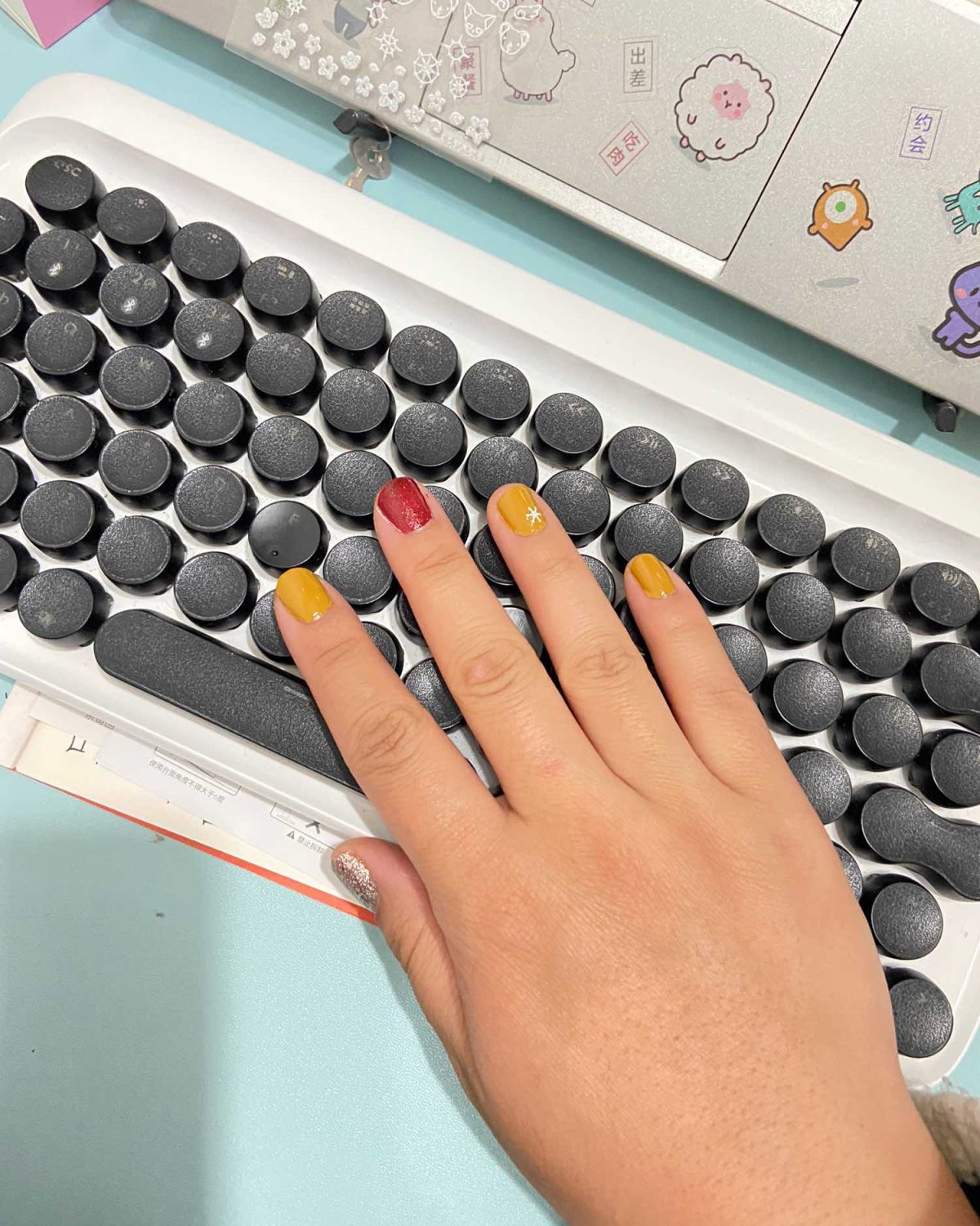 春节谁还不做个指甲呀 但是呢 去外面 疫情 去外面 贵 去外