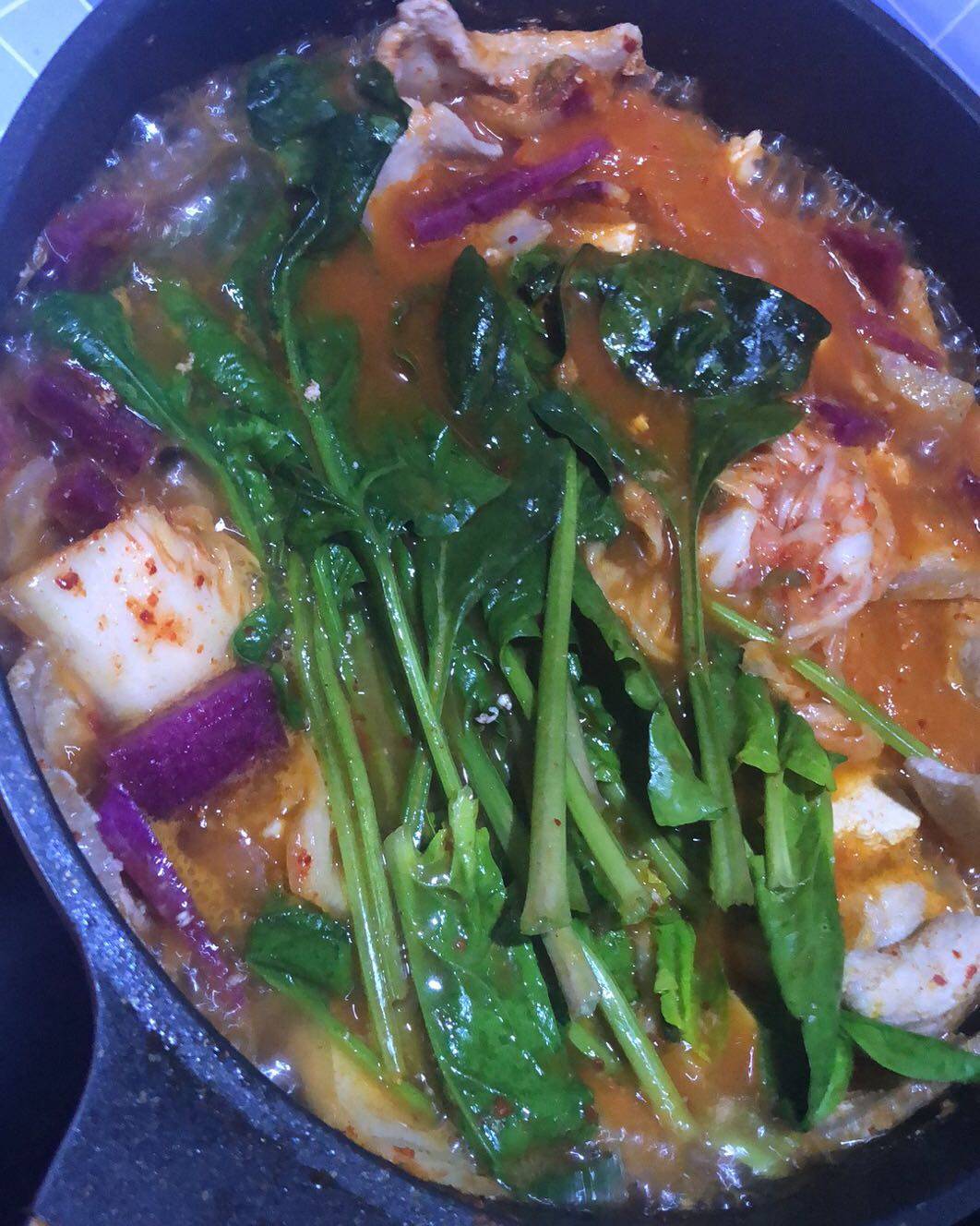 泡菜汤 五花肉，干锅炼油，加点想吃的配菜（我加了心里美萝卜）