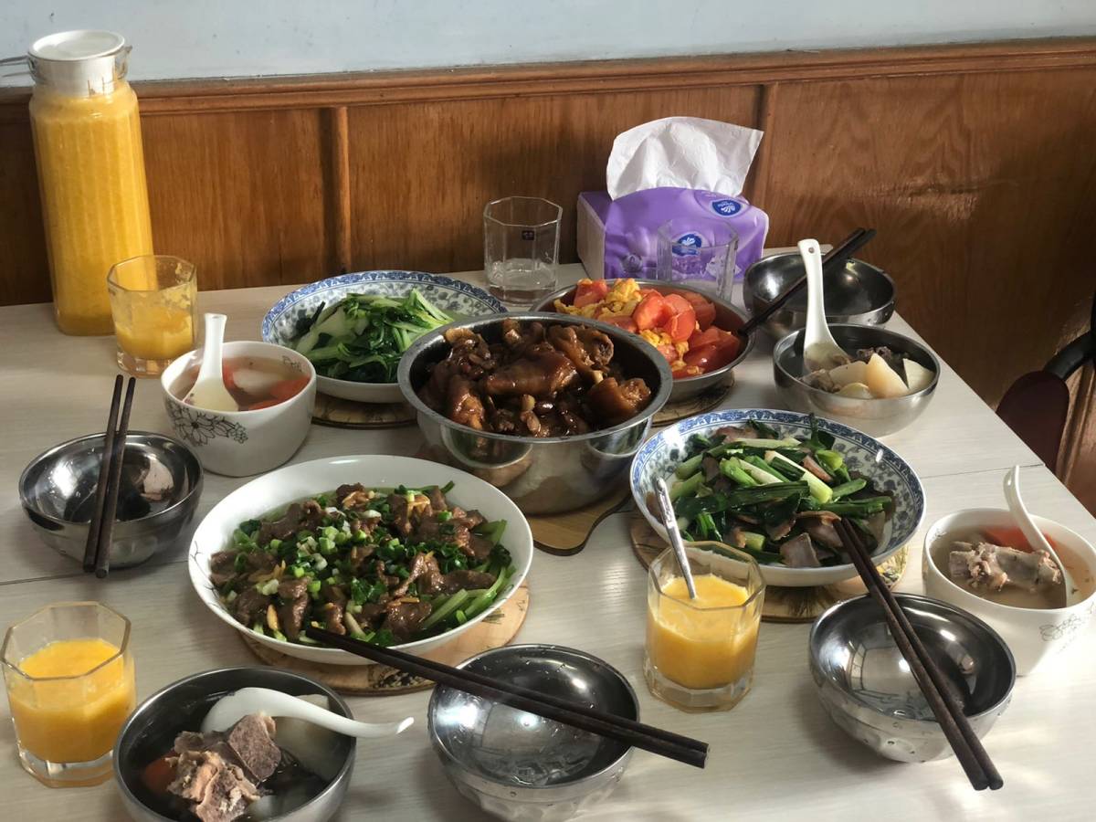因为中午和老妈吃不到一起（单纯不是一个饭点），几个同事临时起