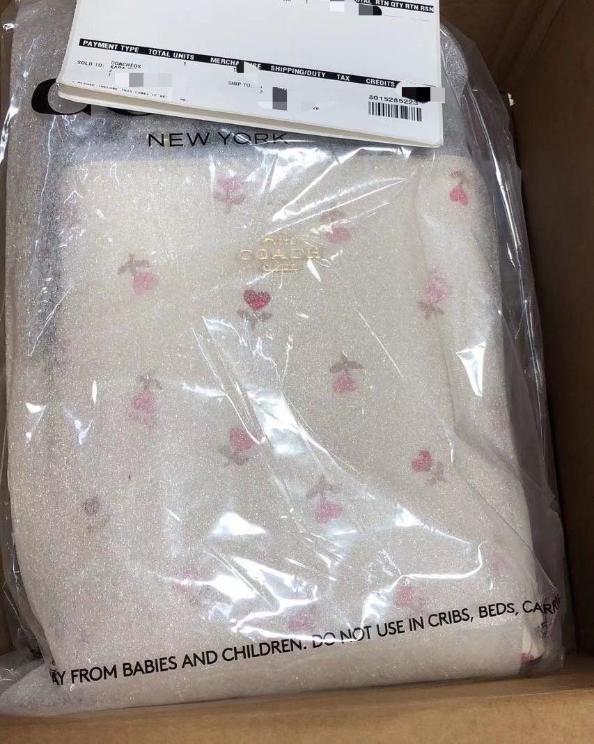 超级火爆的情人节限定款小水桶包包！ 这款包包真的超级受欢迎，