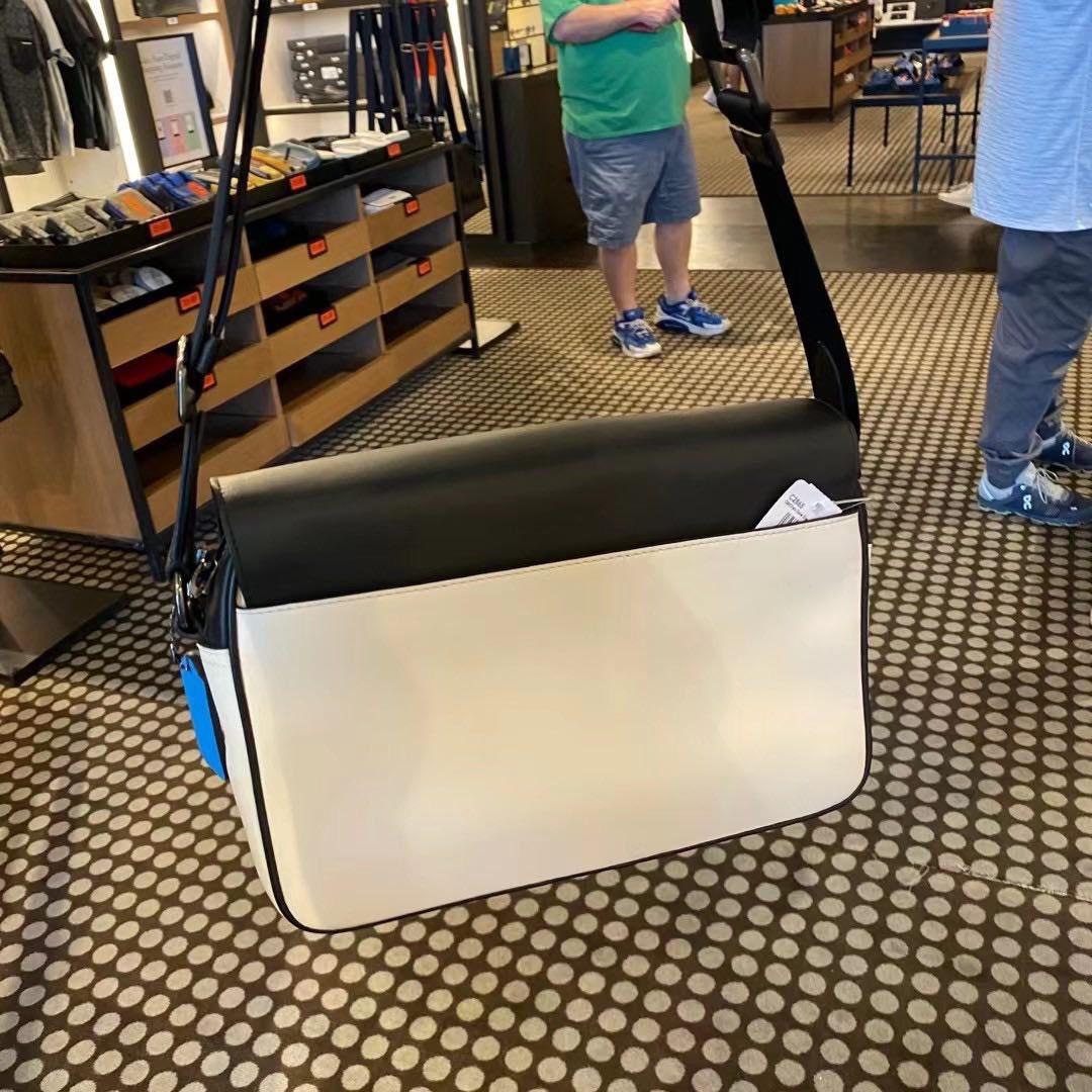 Coach奥莱新款邮差包 在朋友圈看到有代购发这个包包，给老