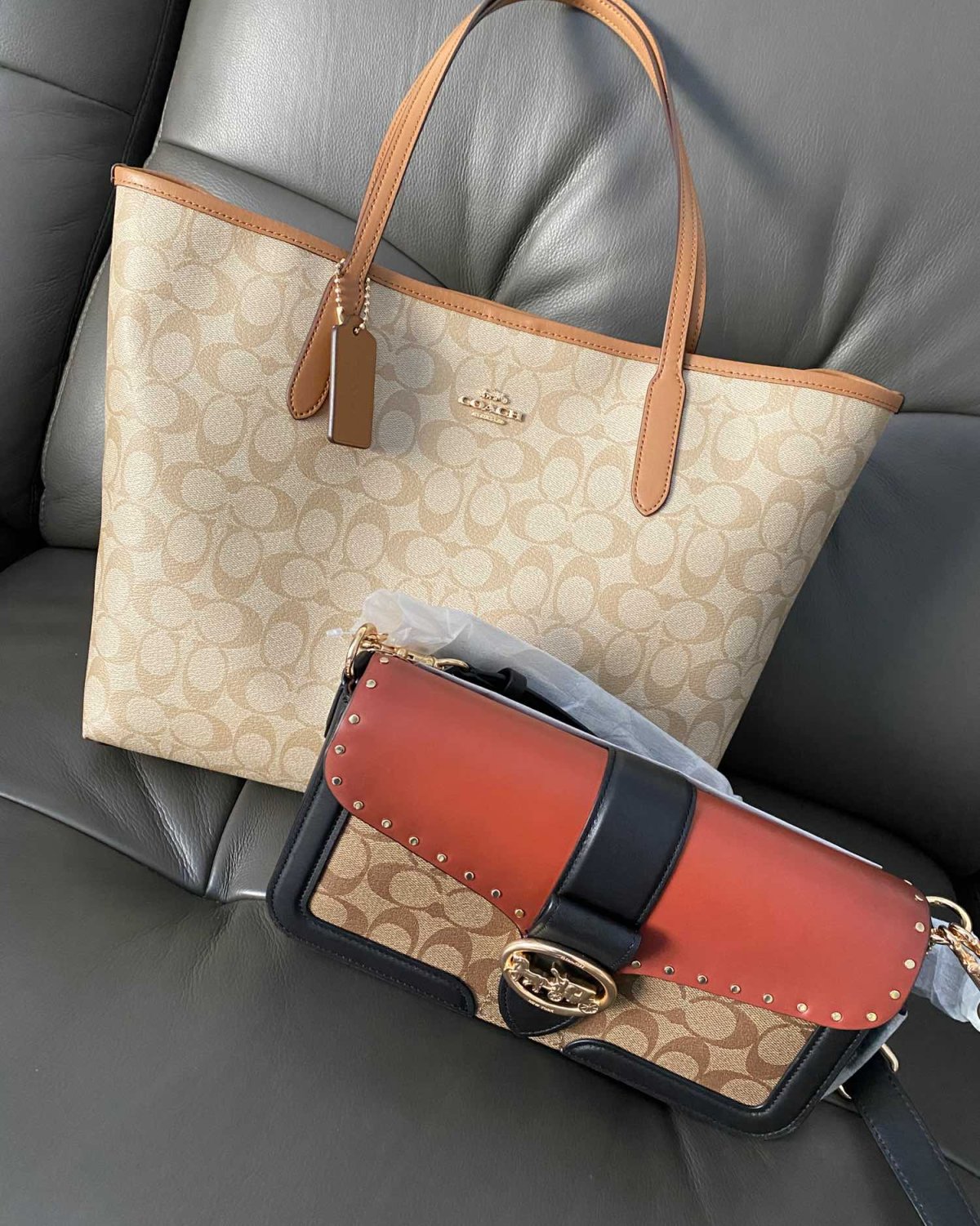 Coach腋下包开箱~集美速递 这个包包好像十二月买的，那时