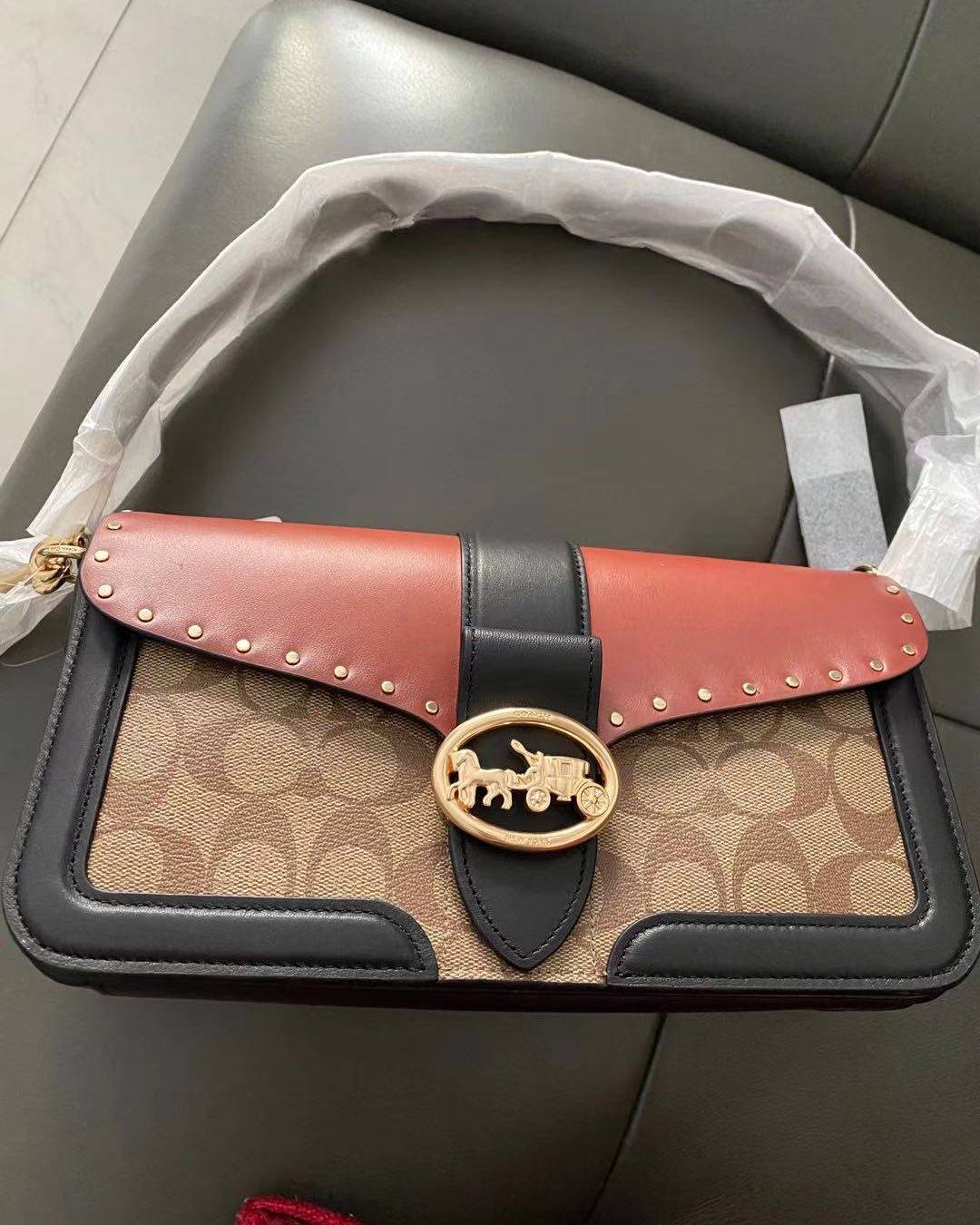 Coach腋下包开箱~集美速递 这个包包好像十二月买的，那时