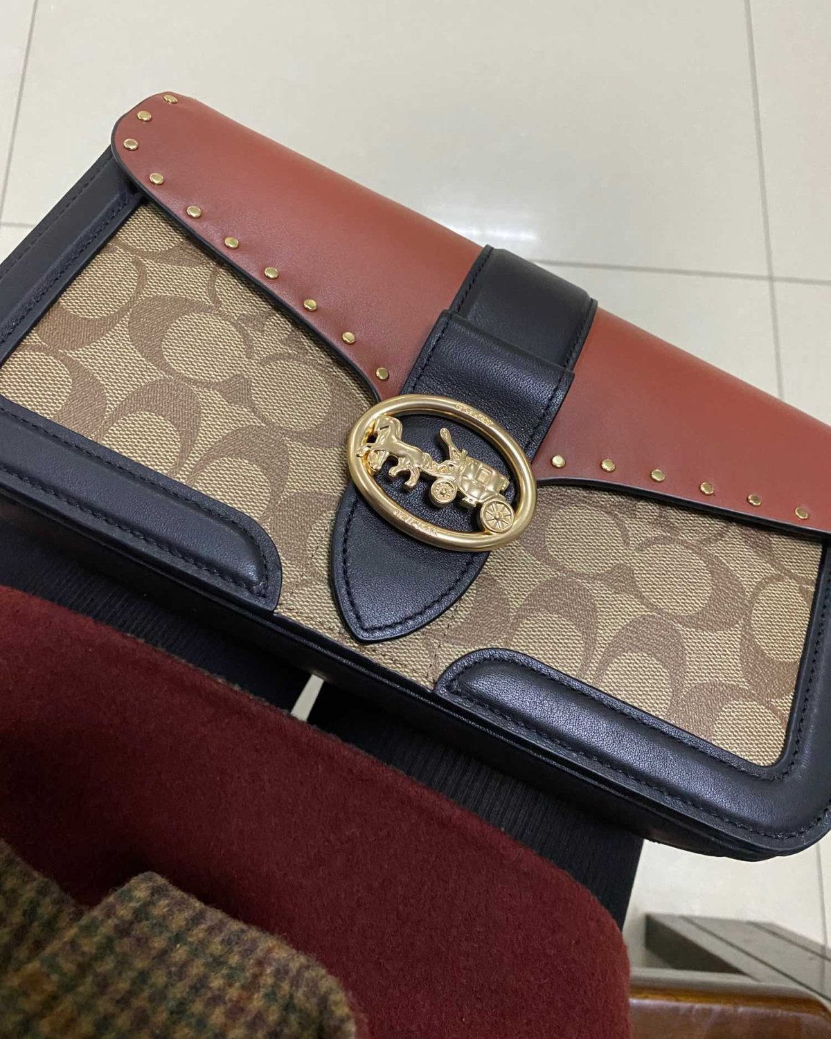 Coach腋下包开箱~集美速递 这个包包好像十二月买的，那时