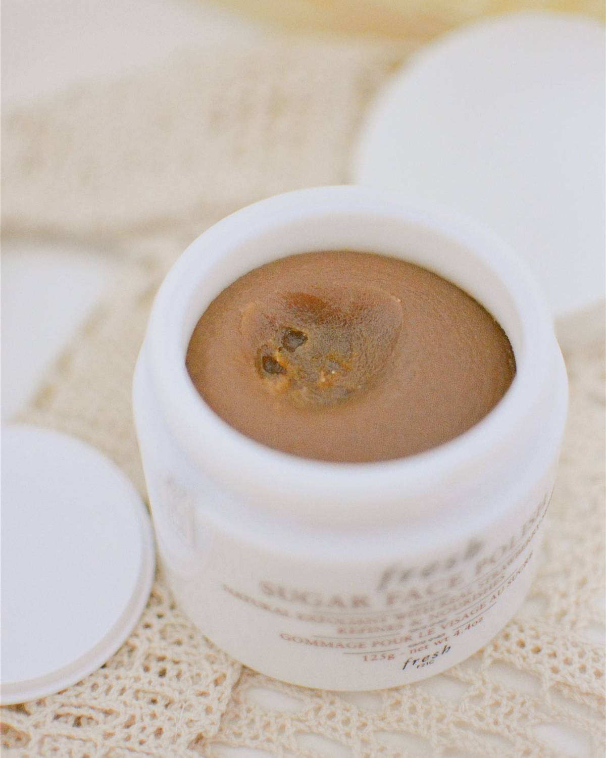 Fresh 澄糖亮颜磨砂面膜 质地：黄色膏状，带磨砂颗粒 味