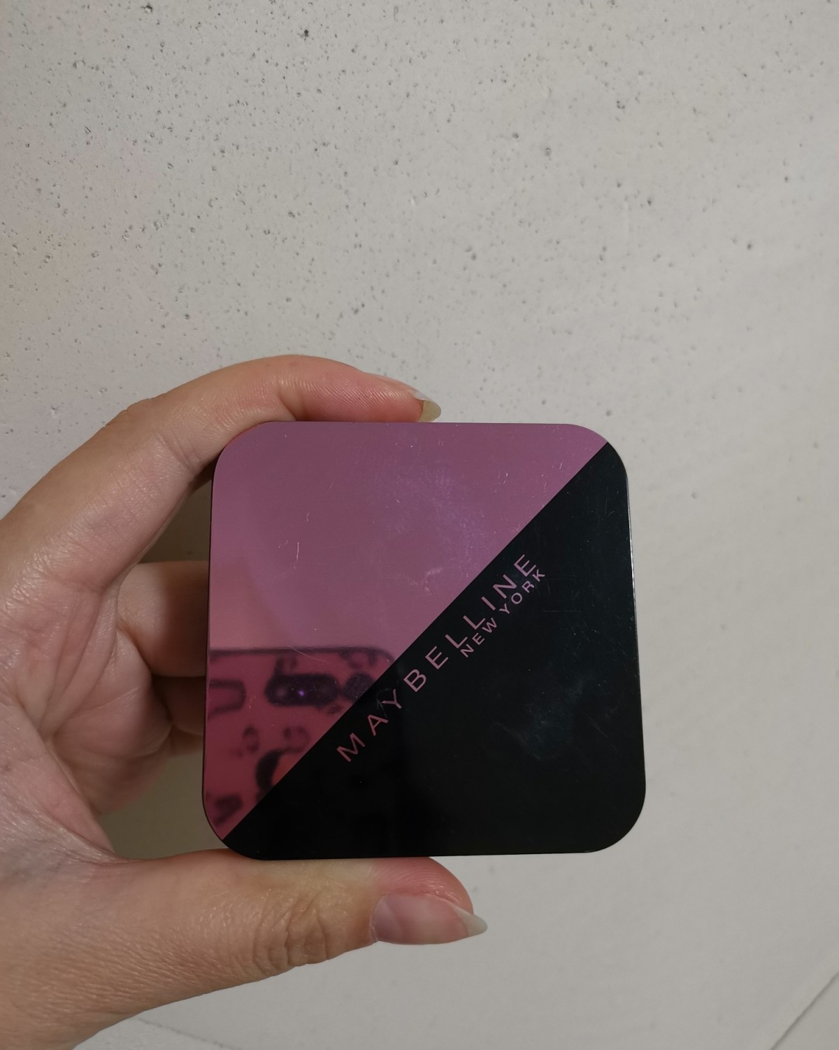 新春晒单挑战---美宝莲粉饼  这个粉饼是我在泰国旅游的时候