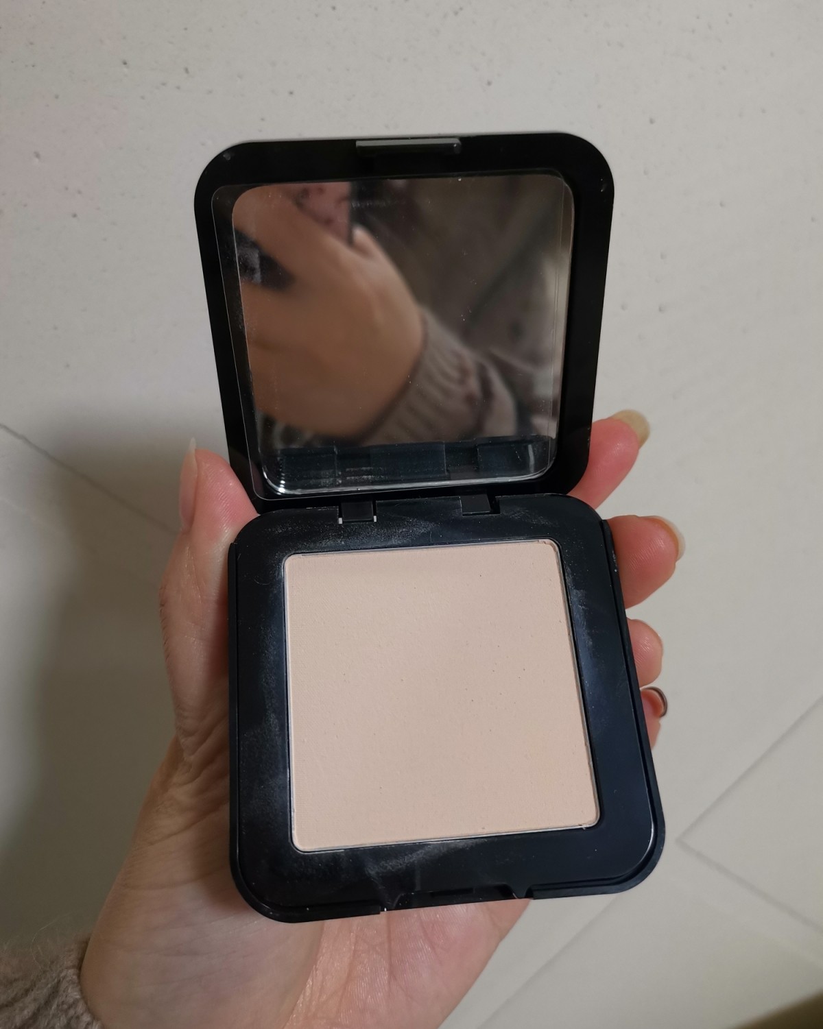 新春晒单挑战---美宝莲粉饼  这个粉饼是我在泰国旅游的时候