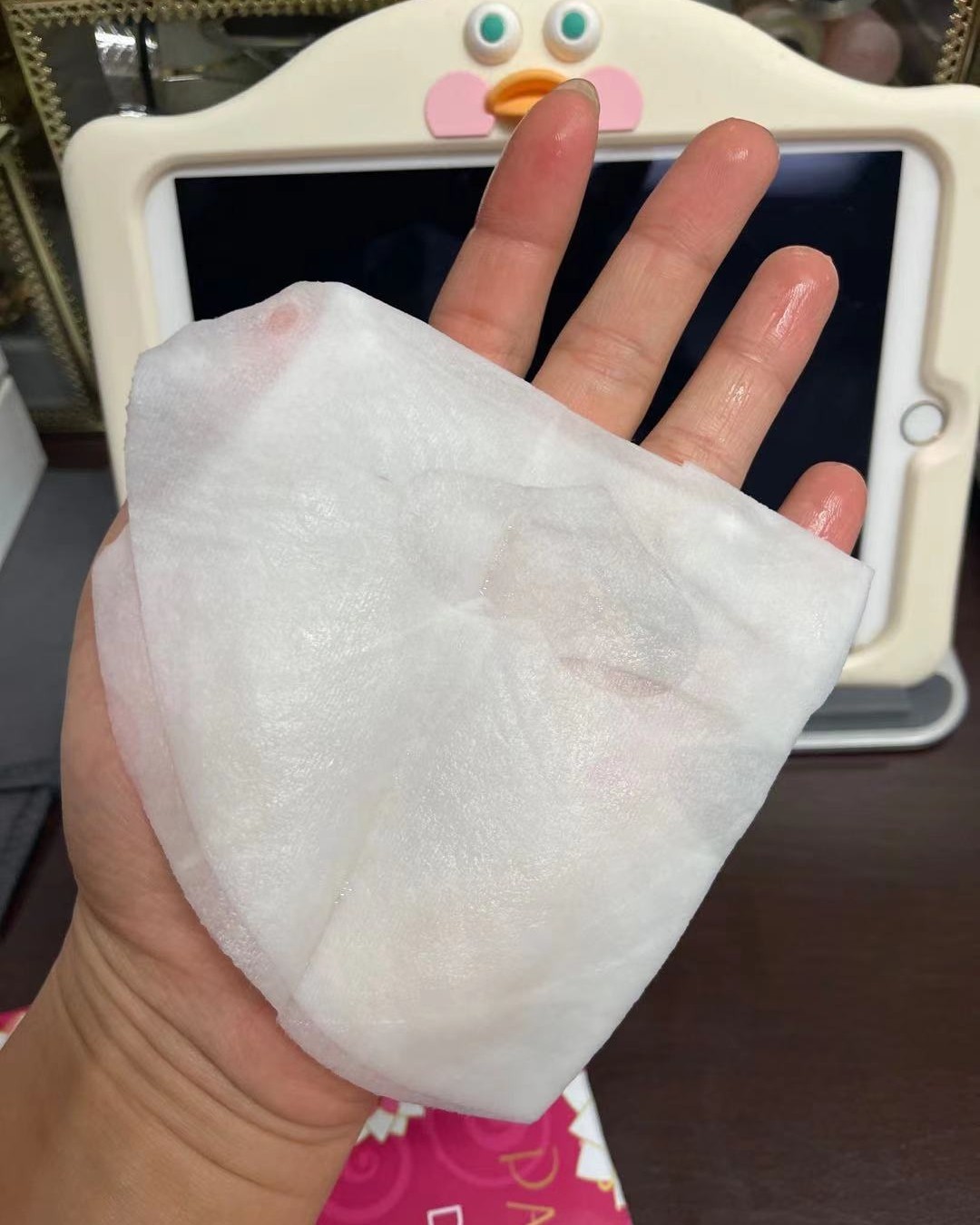 每到密集熬夜、暗沉干燥的**时刻， 敷面膜是个特别简单又有效
