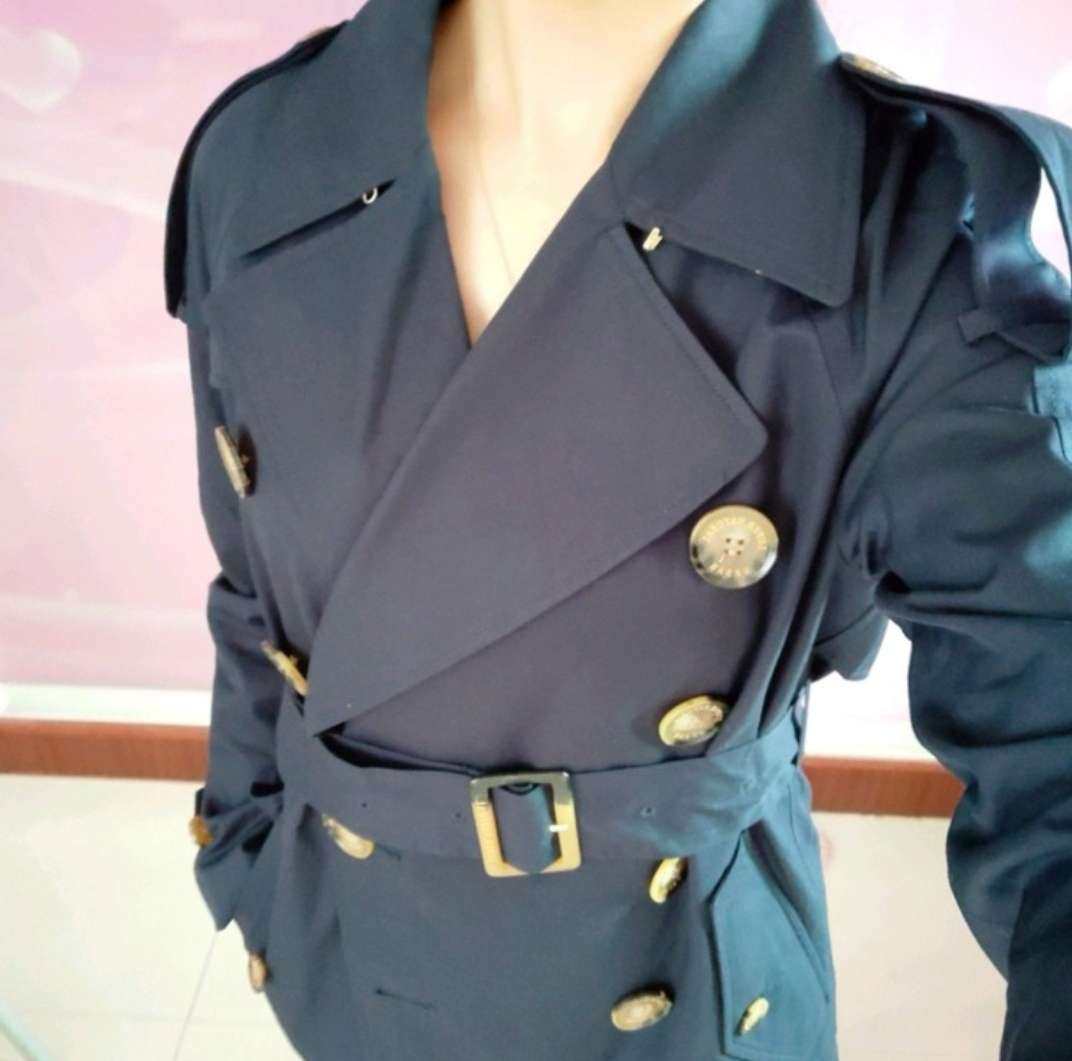 乍暖还寒的早春，穿上冬衣会有点热，穿上薄衫又有点凉。风衣似乎