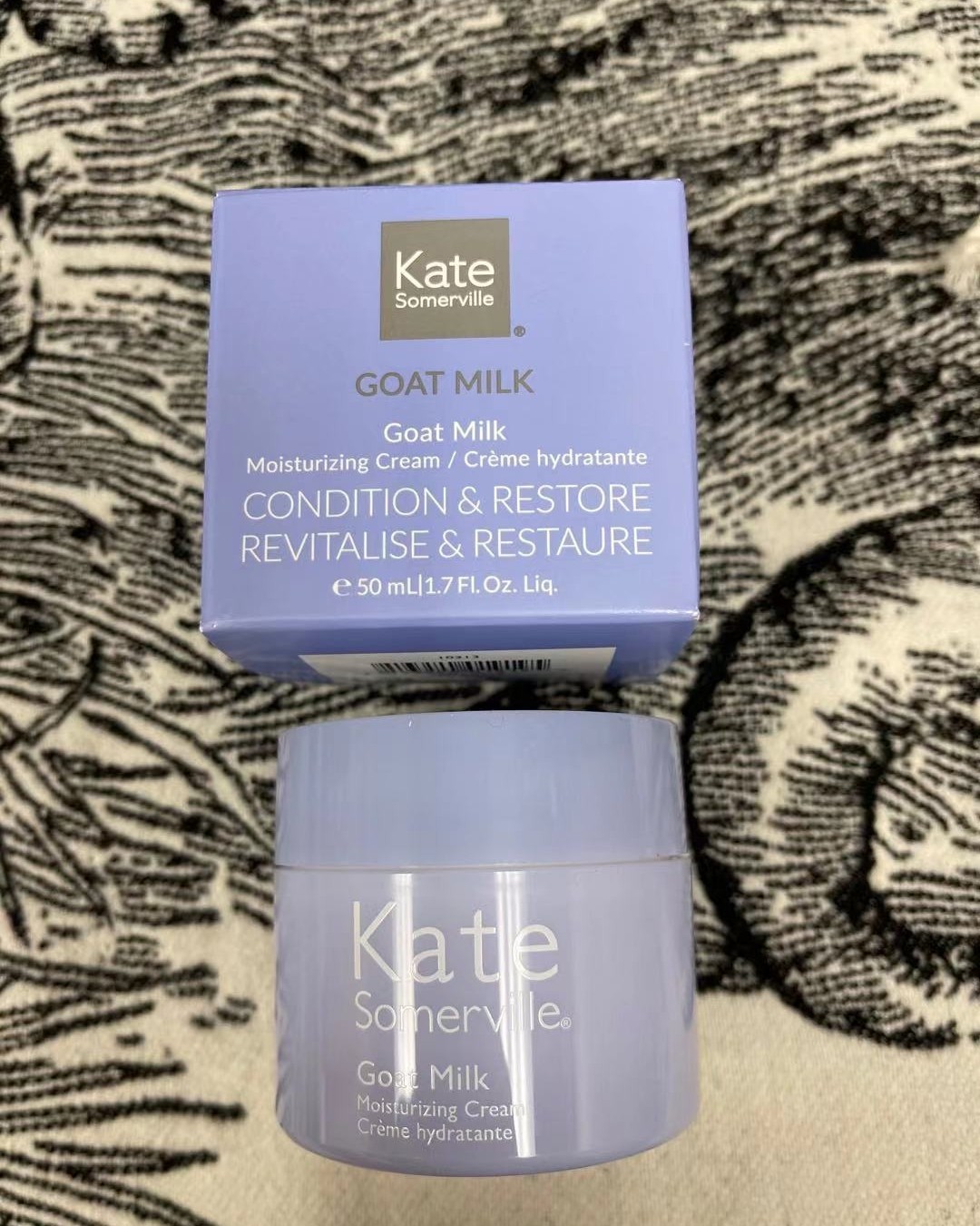 来分享一下自用这款kate面霜  首推这款羊奶面霜，它是来自