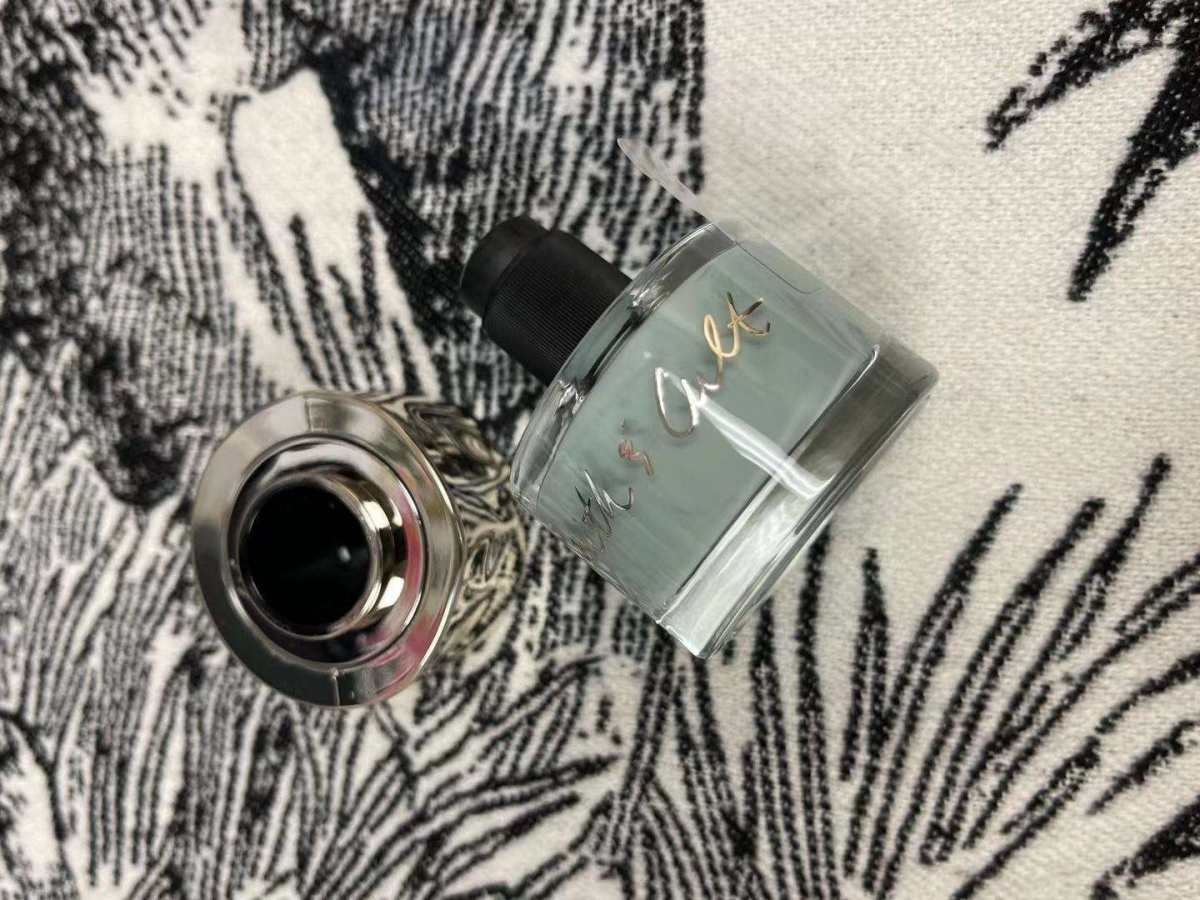 高级显白的指甲油 大爱呀～  妈呀 这个颜色真的太绝了100