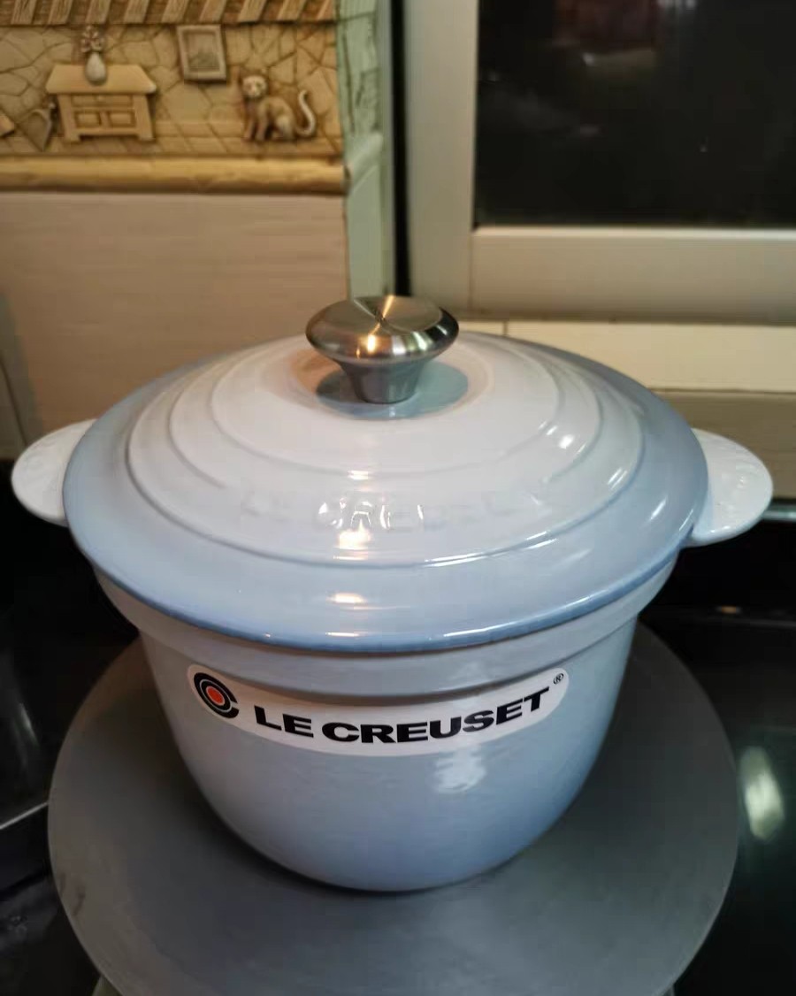 le creuset 酷彩的铸铁锅也是很有名的，诞生于192