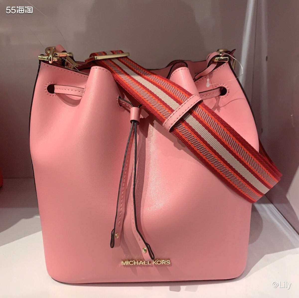亚马逊海外购优品 MK水桶包** MK的这款粉色水桶包采用哑