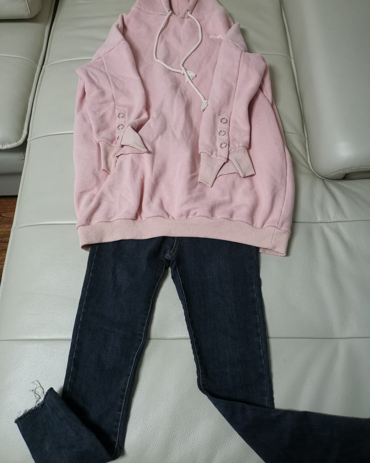 春季搭配攻略----粉色长款卫衣  春天，我一般会选择亮色的