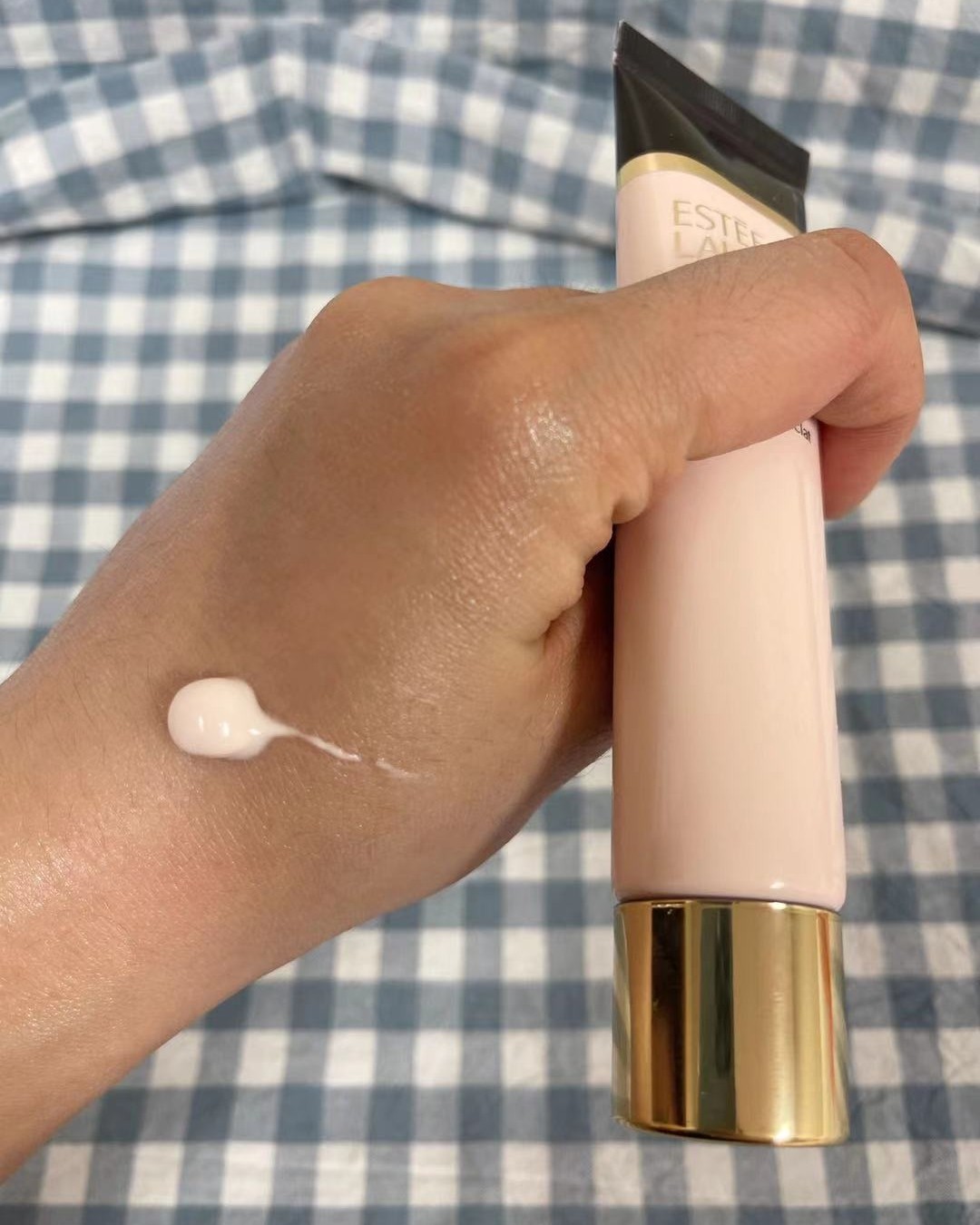 分享使用V感受雅诗兰黛沁水妆前乳！超好用！  肤质:混油 这