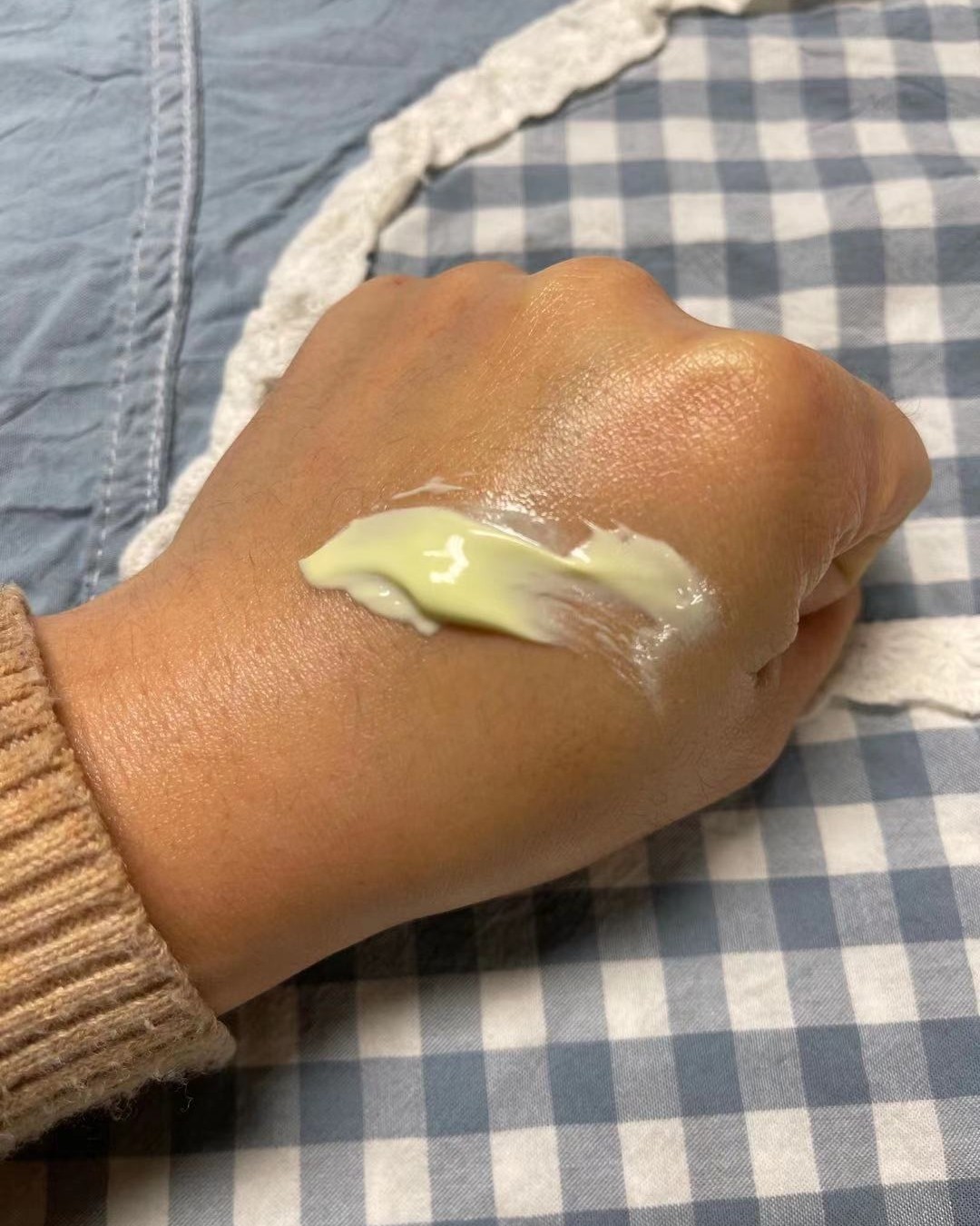 科颜氏牛油果眼霜 用了很多瓶了，保湿滋润超级好的一款!  主