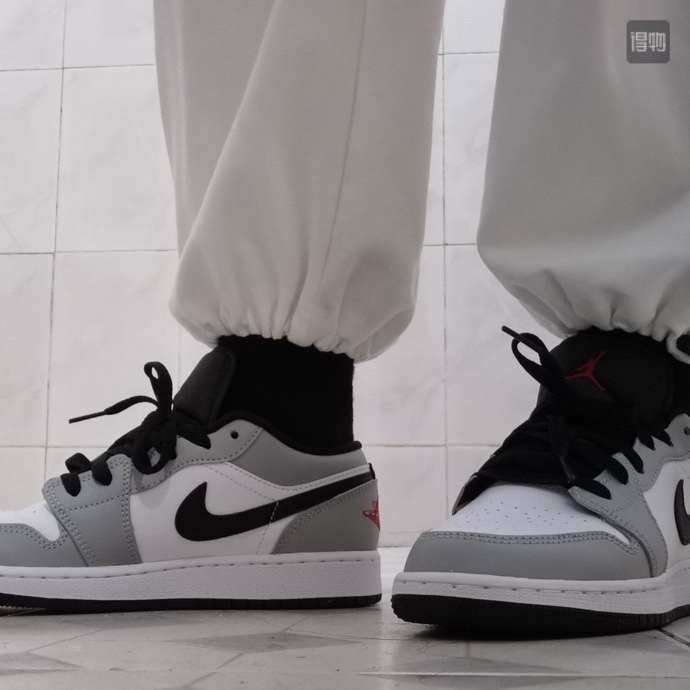 Air Jordan 1 Low “Light Smoke 