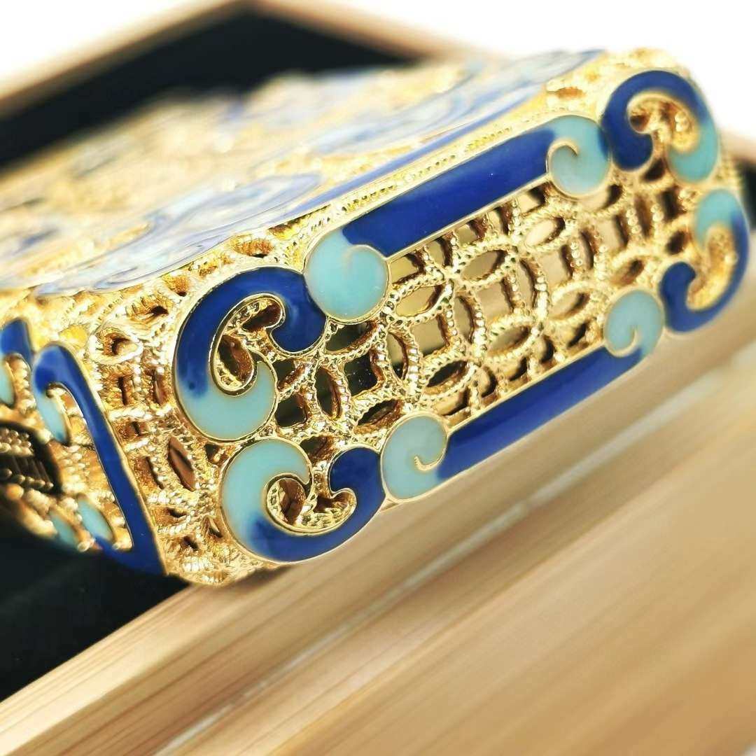 zippo打火机珐琅彩瑞兽镀金限量版  【拍品描述】zipp