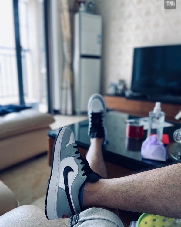 Air Jordan 1 Low “Light Smoke 