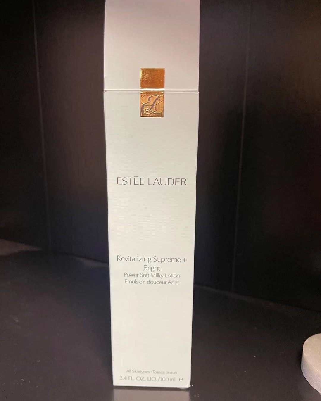 雅诗兰黛智妍乳  还好，今日贡献的开瓶就是这个雅诗兰黛啦！ 