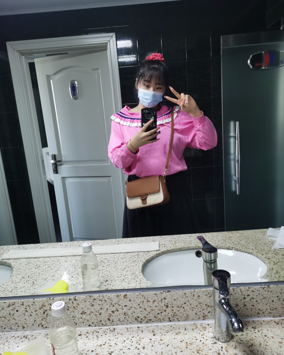 春季穿着搭配（十九）——人间水蜜桃，超显白的粉色卫衣。   