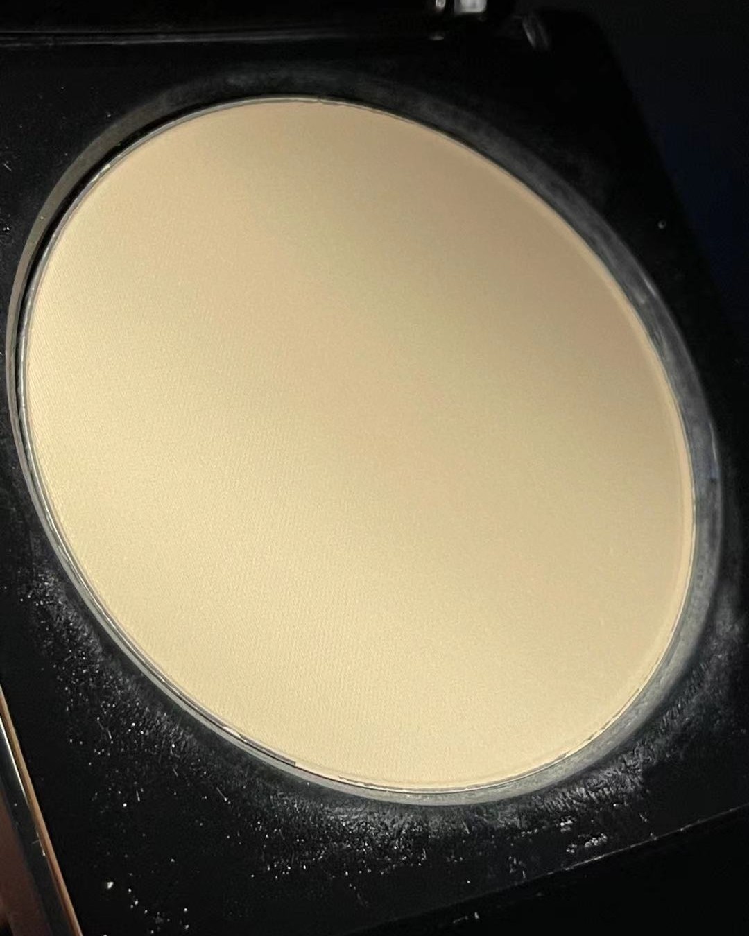 ✨我的素颜法宝✨  bobbi brown羽柔蜜粉饼01 p