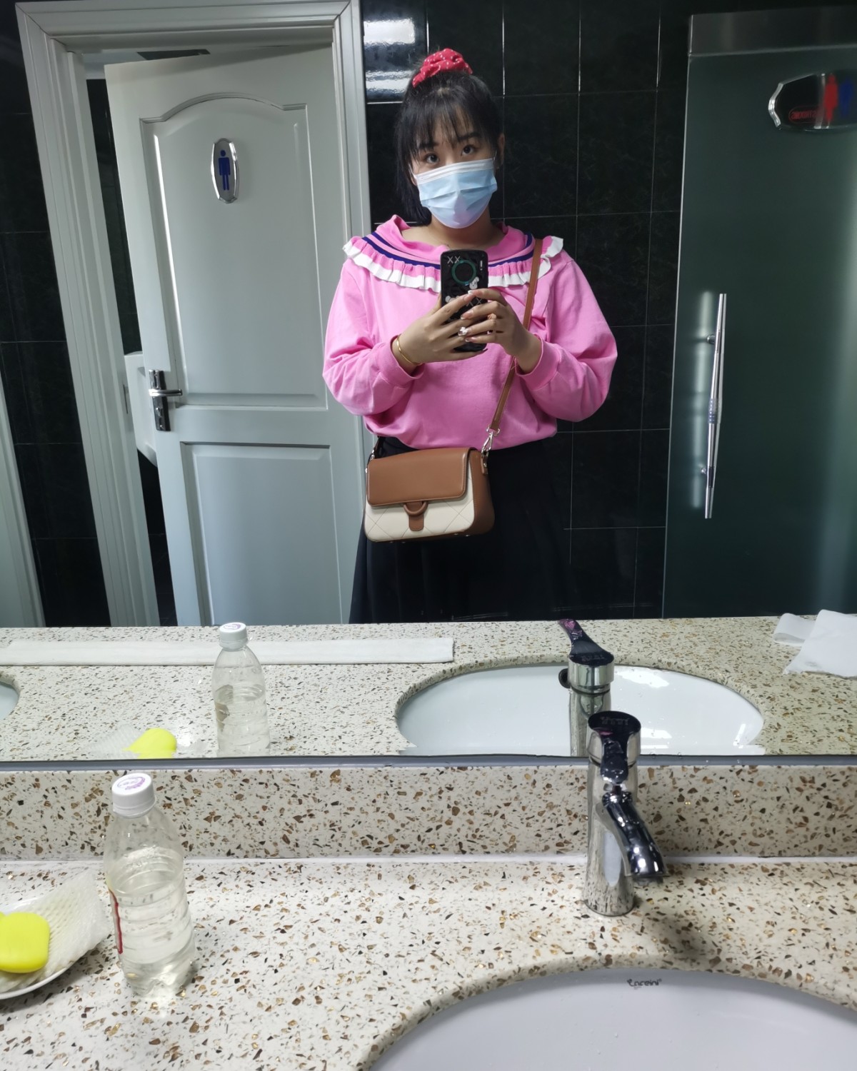 春季穿着搭配（十九）——人间水蜜桃，超显白的粉色卫衣。   