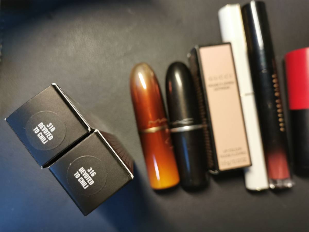 借着这个机会，晒晒我的口红们，然后去拍照的时候突然发现，我还