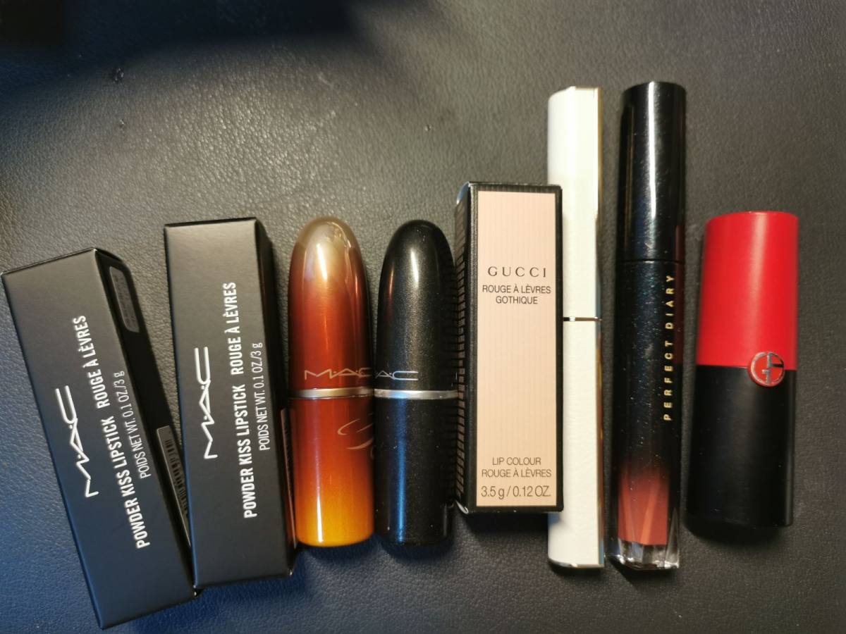 借着这个机会，晒晒我的口红们，然后去拍照的时候突然发现，我还