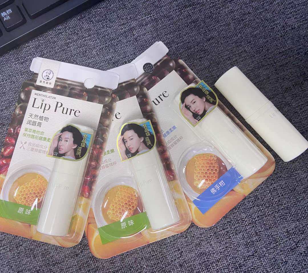 #春季搭配攻略#曼秀雷敦润唇膏  春天了，嘴巴干干的，容易起
