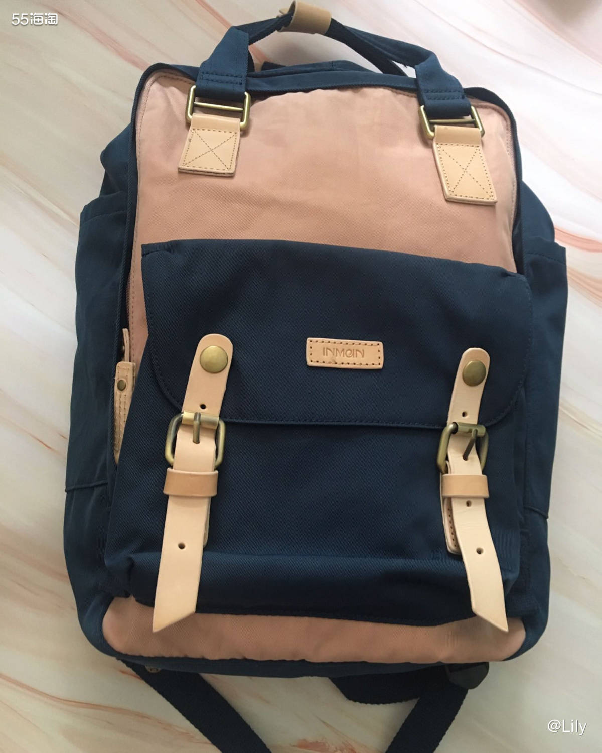 拼色双肩包  春天有时候会约朋友出去自助烧烤和游玩，这个时候