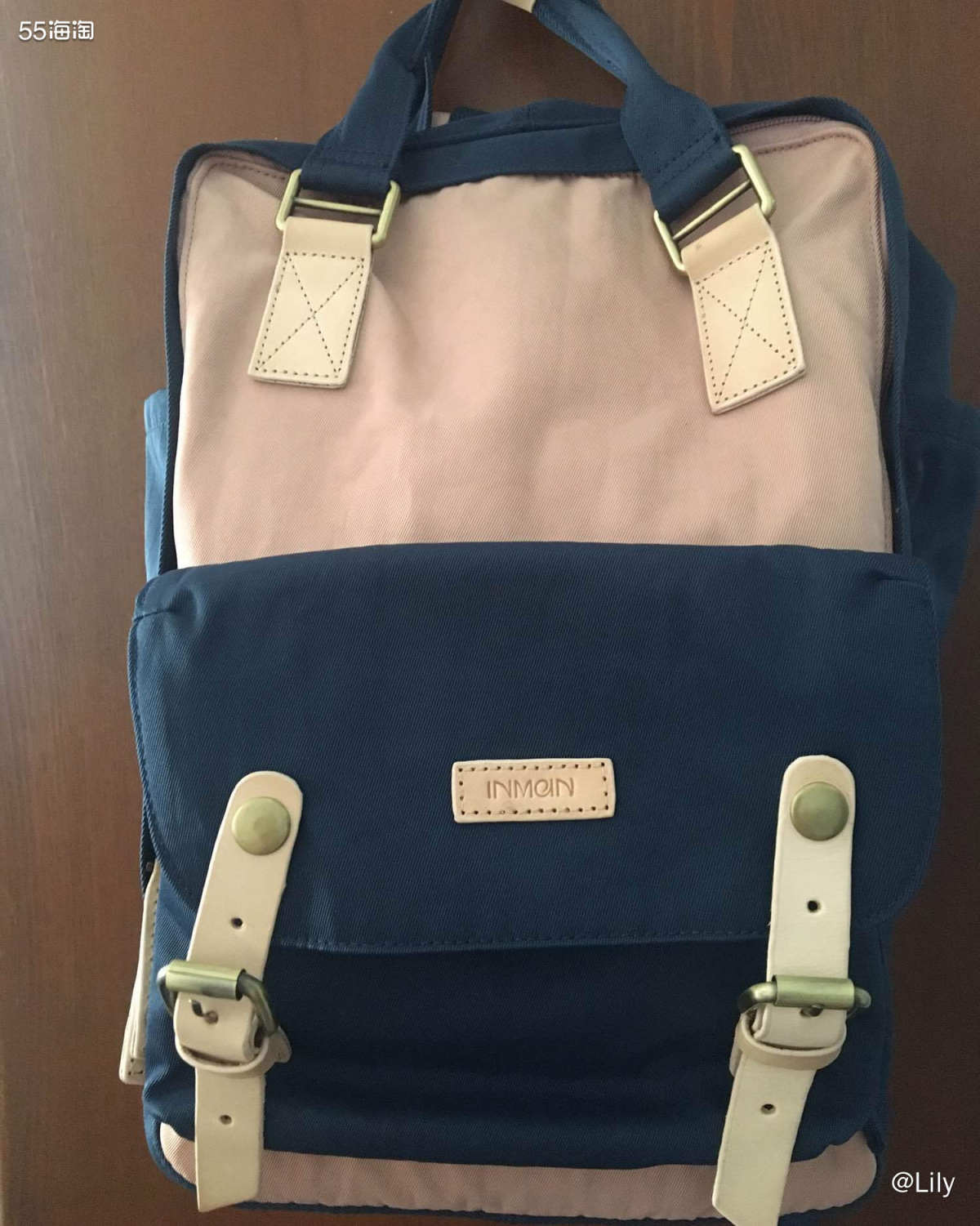 拼色双肩包  春天有时候会约朋友出去自助烧烤和游玩，这个时候