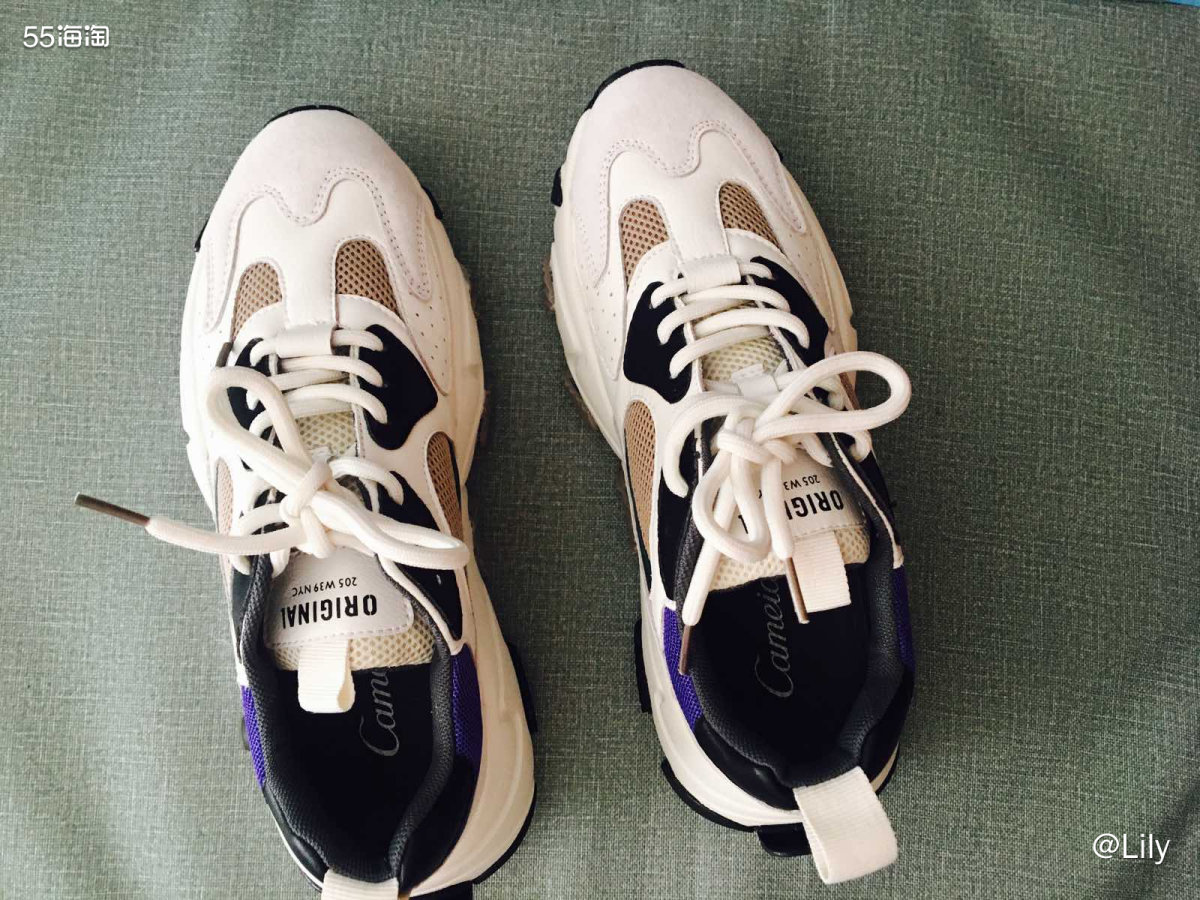 老爹鞋  老爹鞋也是非常百搭的鞋子了，夹克衫，卫衣，大衣风衣