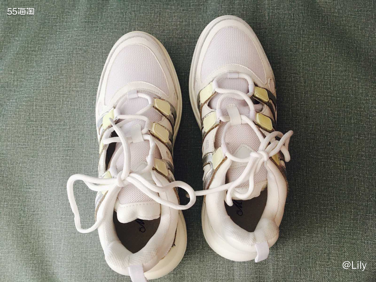 老爹鞋  老爹鞋也是非常百搭的鞋子了，夹克衫，卫衣，大衣风衣