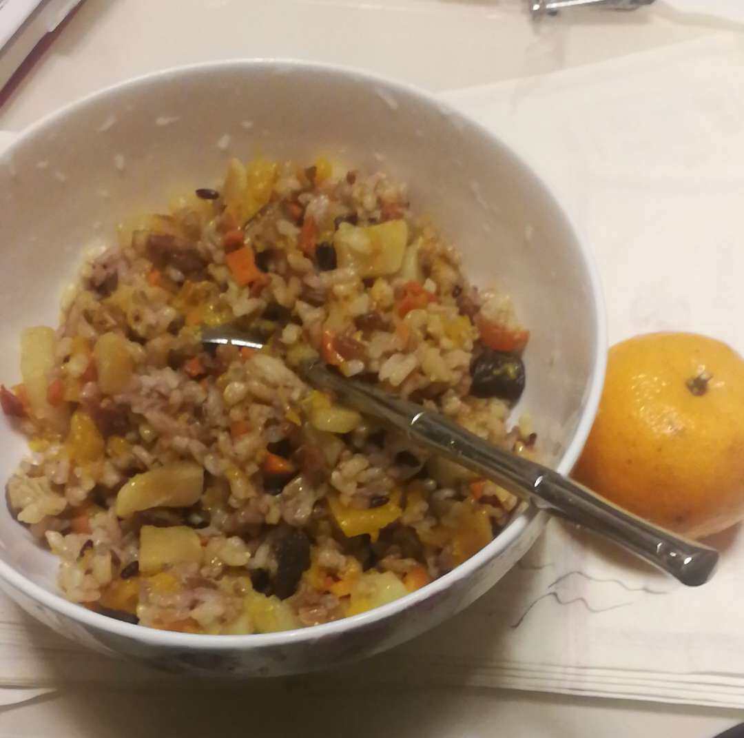 今天的主食是南瓜闷饭，下厨房找的菜谱，很简单。 土豆南瓜香菇