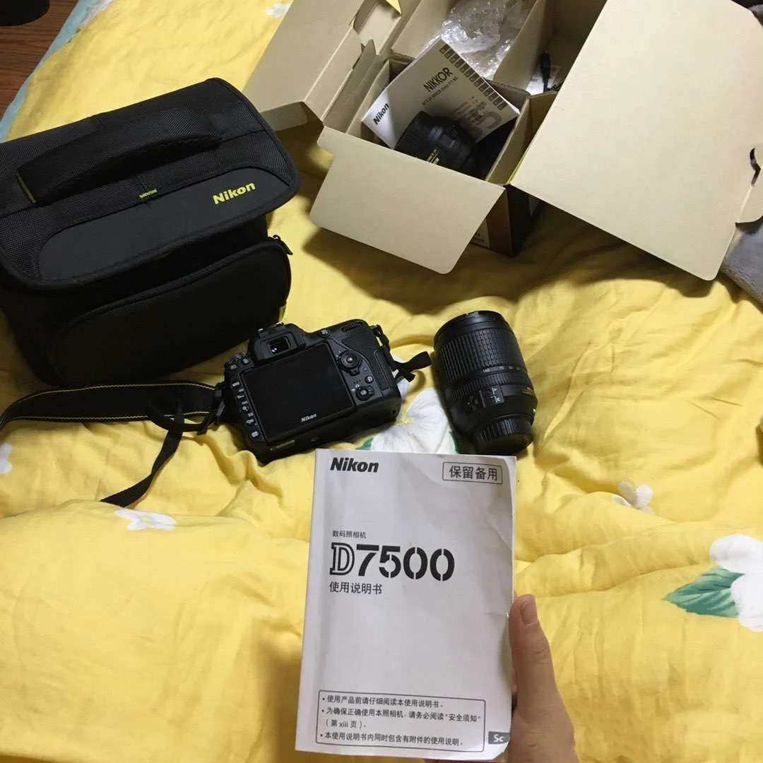 Nikon尼康是日本的相机品牌。大几千元就能买到很不错的相机