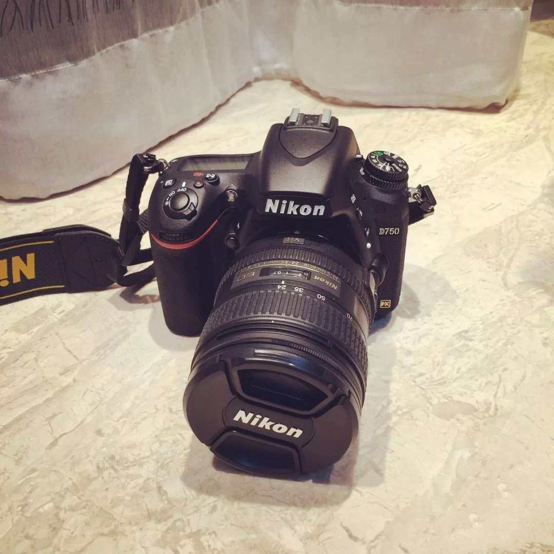 Nikon尼康是日本的相机品牌。大几千元就能买到很不错的相机