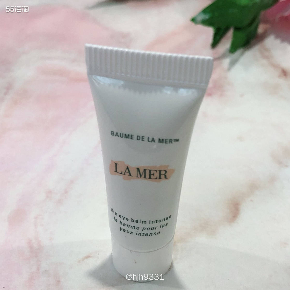 这几天使用的眼霜是腊梅的，贵妇级的正装用不起，小样用用也不错