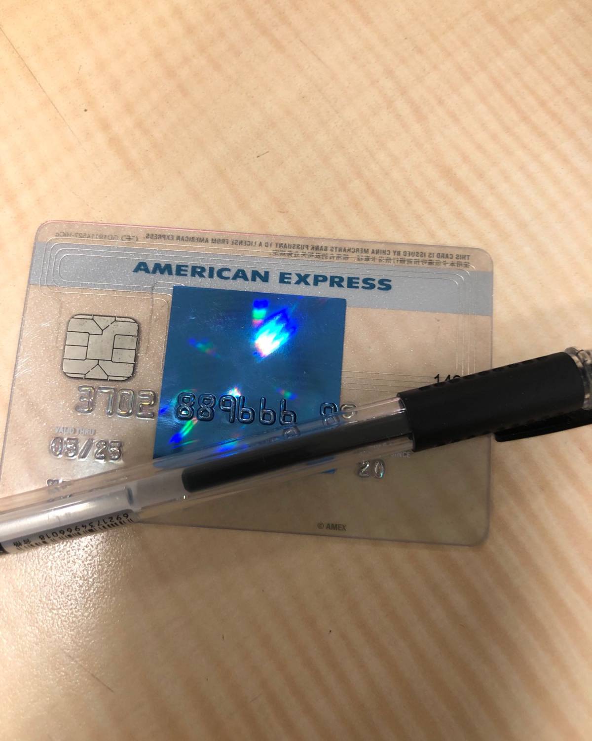 招商银行的运通卡，透明的。 当时办卡纯粹是因为看人家的卡好看