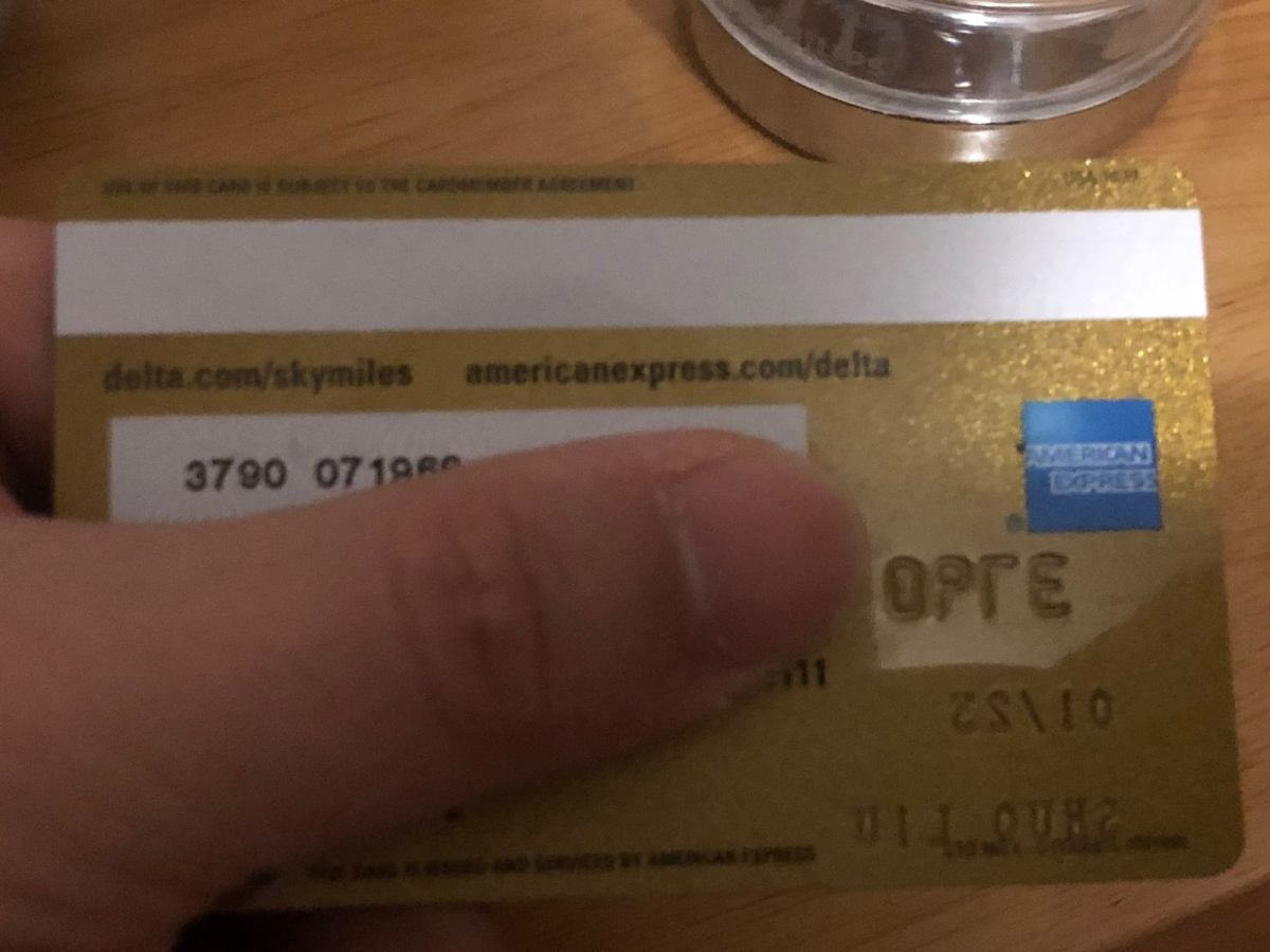 这是ae的达美航空联名卡（现已改版卡面设计，曾几何时民生也有