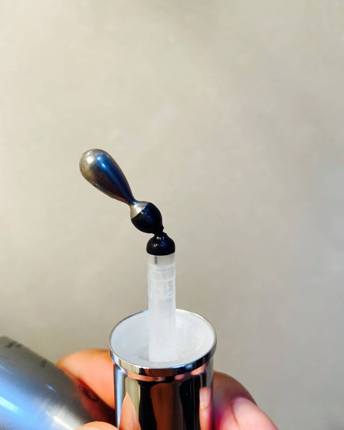 兰蔻，小黑瓶大眼精华基底液 用的比较空了，然后呢他里面的灵分