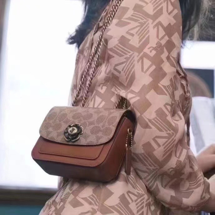 夏天你需要一个小包包👝 现货特价💰1680 COACH最
