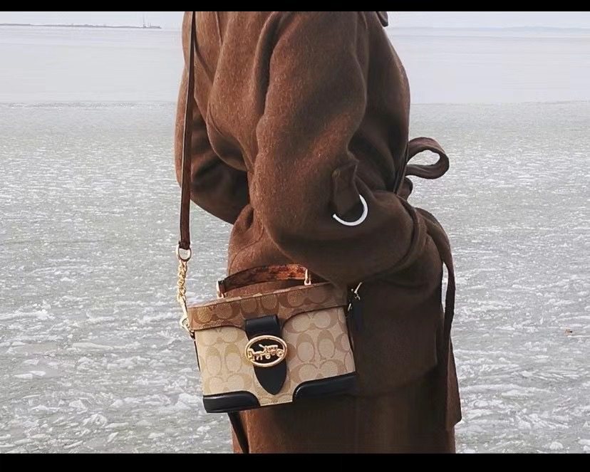 Coach奥莱老花盒子包补货~ 这个老花盒子包，在黑五时候真