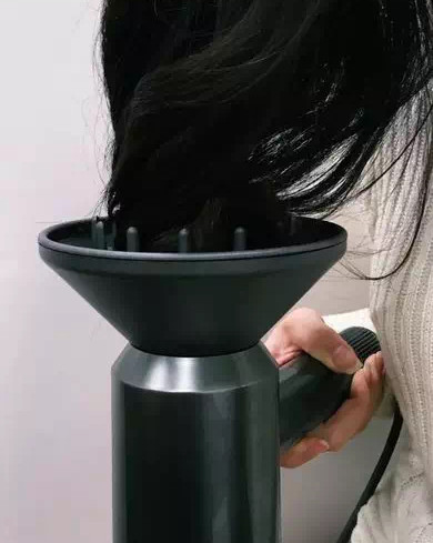 Dyson戴森吹风机，被种草了好久～之前去逛街试用过，设计感